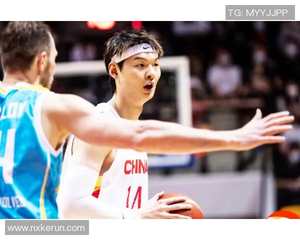 男篮红队迎战哈萨克斯全力争胜展现团队实力与战术配合