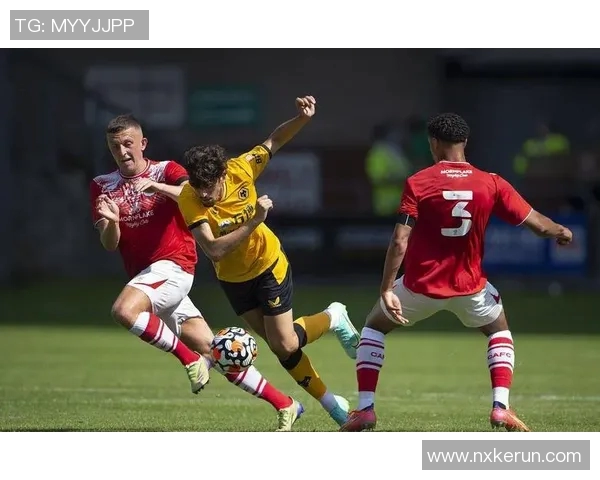 林肯城与罗瑟汉姆的激烈对决揭示英甲联赛的竞争魅力与球队实力较量